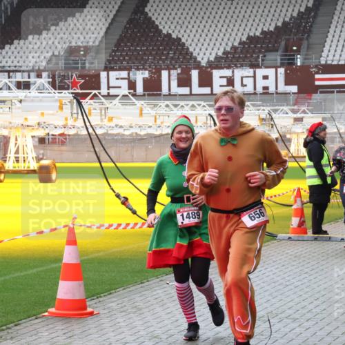 07.12.2025 - St. Pauli X-Mass-Run No. 15 Luisa Fischer http://msf.ph/oto/9383692 07.12.2025 10:54:59 Ziel 1489, 656, 1177, 2358, 656, 692, 1177, 1489, 2286, 2328, 2358, 2360, 2832, 3391, 3437 meine-sportfotos.de