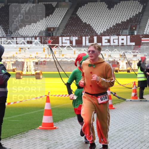 07.12.2025 - St. Pauli X-Mass-Run No. 15 Luisa Fischer http://msf.ph/oto/9383695 07.12.2025 10:54:59 Ziel 656, 1177, 2358, 656, 692, 1177, 1489, 2286, 2328, 2358, 2360, 2832, 3391, 3437 meine-sportfotos.de