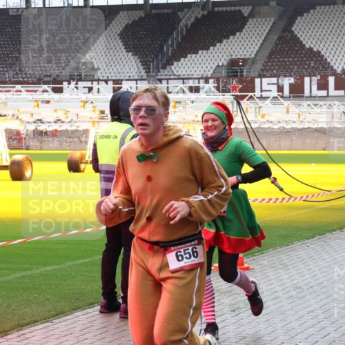07.12.2025 - St. Pauli X-Mass-Run No. 15 Luisa Fischer http://msf.ph/oto/9383704 07.12.2025 10:55:00 Ziel 656, 656, 692, 1177, 1489, 2286, 2328, 2358, 2360, 2832, 3391, 3437 meine-sportfotos.de