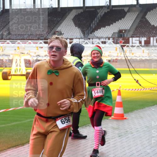 07.12.2025 - St. Pauli X-Mass-Run No. 15 Luisa Fischer http://msf.ph/oto/9383707 07.12.2025 10:55:00 Ziel 656, 1489, 656, 692, 1177, 1489, 2286, 2328, 2358, 2360, 2832, 3391, 3437 meine-sportfotos.de