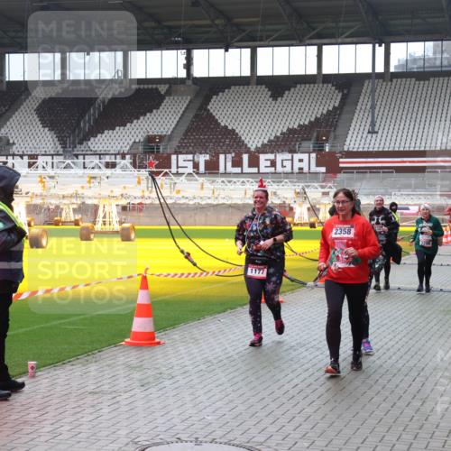 07.12.2025 - St. Pauli X-Mass-Run No. 15 Luisa Fischer http://msf.ph/oto/9383727 07.12.2025 10:55:02 Ziel 1177, 2358, 2322, 2286, 656, 692, 1177, 1393, 1489, 2286, 2328, 2358, 2360, 2832, 3391, 3437 meine-sportfotos.de