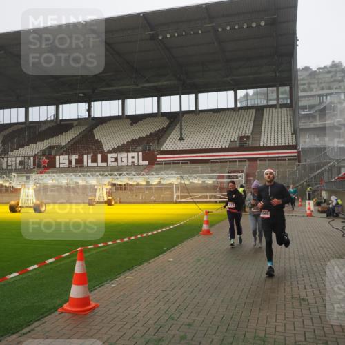 07.12.2025 - St. Pauli X-Mass-Run No. 15 Fabian Wolf http://msf.ph/oto/9383730 07.12.2025 10:11:15 Ziel 1935, 1969, 3815 meine-sportfotos.de