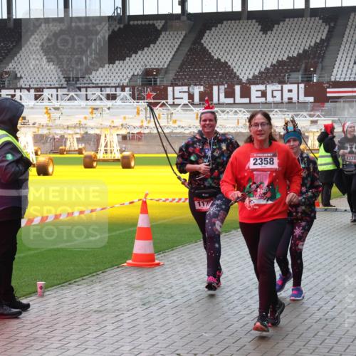 07.12.2025 - St. Pauli X-Mass-Run No. 15 Luisa Fischer http://msf.ph/oto/9383736 07.12.2025 10:55:03 Ziel 1177, 2358, 2328, 2286, 656, 692, 1177, 1393, 1489, 2286, 2328, 2358, 2360, 2832, 3391, 3437 meine-sportfotos.de