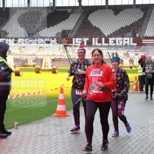 07.12.2025 - St. Pauli X-Mass-Run No. 15 Luisa Fischer http://msf.ph/oto/9383740 07.12.2025 10:55:04 Ziel 2358, 2328, 2286, 656, 692, 1177, 1393, 1489, 2286, 2328, 2358, 2360, 2832, 3391, 3437 meine-sportfotos.de