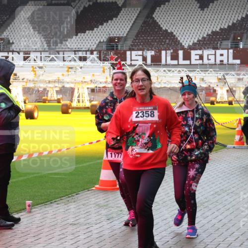 07.12.2025 - St. Pauli X-Mass-Run No. 15 Luisa Fischer http://msf.ph/oto/9383742 07.12.2025 10:55:04 Ziel 1177, 15, 2358, 2328, 228, 656, 692, 1177, 1393, 1489, 2286, 2328, 2358, 2360, 2832, 3391, 3437 meine-sportfotos.de