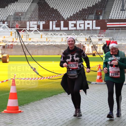 07.12.2025 - St. Pauli X-Mass-Run No. 15 Luisa Fischer http://msf.ph/oto/9383763 07.12.2025 10:55:07 Ziel 2328, 2286, 656, 692, 1177, 1393, 1489, 2286, 2328, 2358, 2360, 2832, 3391, 3437 meine-sportfotos.de