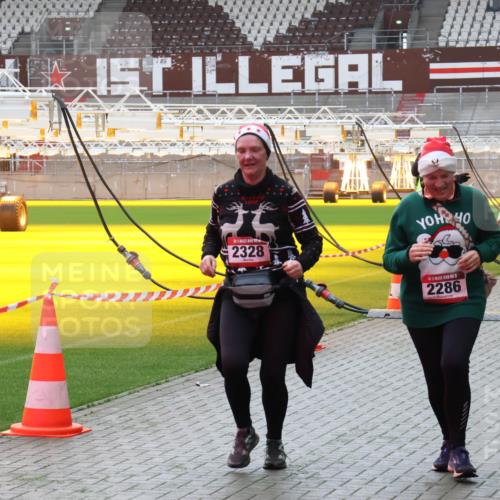 07.12.2025 - St. Pauli X-Mass-Run No. 15 Luisa Fischer http://msf.ph/oto/9383766 07.12.2025 10:55:07 Ziel 2328, 15, 2286, 656, 692, 1177, 1393, 1489, 2286, 2328, 2358, 2360, 2832, 3391, 3437 meine-sportfotos.de