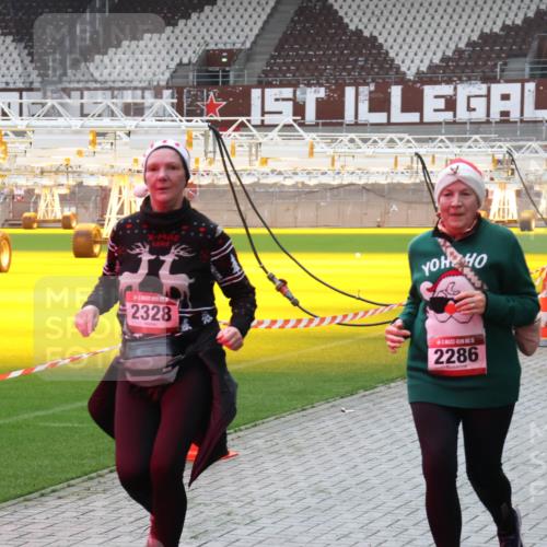 07.12.2025 - St. Pauli X-Mass-Run No. 15 Luisa Fischer http://msf.ph/oto/9383777 07.12.2025 10:55:08 Ziel 393, 2328, 5, 2286, 656, 692, 1177, 1393, 1489, 2286, 2328, 2358, 2360, 2832, 3391, 3437 meine-sportfotos.de