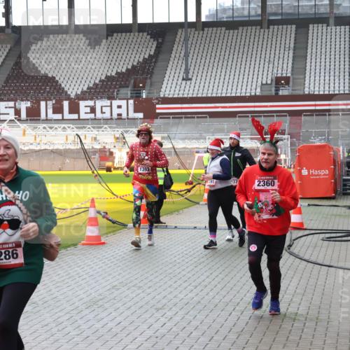 07.12.2025 - St. Pauli X-Mass-Run No. 15 Luisa Fischer http://msf.ph/oto/9383786 07.12.2025 10:55:09 Ziel 15, 2286, 1393, 391, 137, 2360, 656, 692, 1177, 1393, 1489, 2286, 2328, 2358, 2360, 2832, 3391, 3437 meine-sportfotos.de