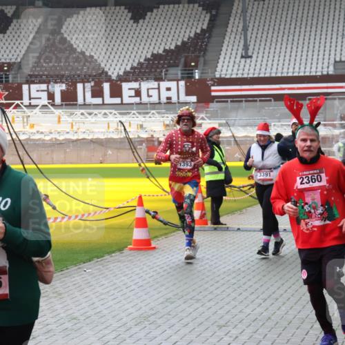 07.12.2025 - St. Pauli X-Mass-Run No. 15 Luisa Fischer http://msf.ph/oto/9383790 07.12.2025 10:55:10 Ziel 15, 2286, 1393, 3391, 5, 2360, 656, 692, 1177, 1393, 1489, 2286, 2328, 2358, 2360, 2832, 3391, 3437 meine-sportfotos.de
