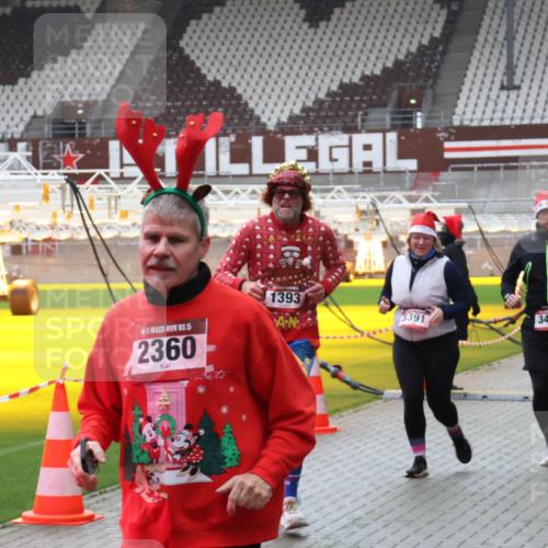 07.12.2025 - St. Pauli X-Mass-Run No. 15 Luisa Fischer http://msf.ph/oto/9383801 07.12.2025 10:55:11 Ziel 15, 2360, 1393, 3391, 3437, 656, 692, 1177, 1393, 1489, 2286, 2328, 2358, 2360, 2832, 3391, 3437 meine-sportfotos.de