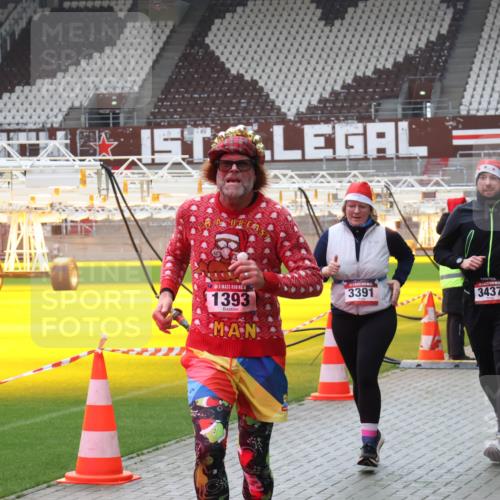 07.12.2025 - St. Pauli X-Mass-Run No. 15 Luisa Fischer http://msf.ph/oto/9383809 07.12.2025 10:55:12 Ziel 1393, 3391, 3437, 656, 692, 1177, 1393, 1489, 2286, 2328, 2358, 2360, 2832, 3391, 3437 meine-sportfotos.de