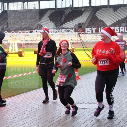 07.12.2025 - St. Pauli X-Mass-Run No. 15 Luisa Fischer http://msf.ph/oto/9383812 07.12.2025 11:27:09 Ziel 2852, 1236, 1, 2234, 240, 48, 2237, 205, 209, 610, 624, 1080, 1345, 1498, 1501, 1632, 2024, 2026, 2059, 2063, 2066, 2069, 2072, 2074, 2124, 2175, 2176, 2234, 2236, 2237, 2240, 2257, 2260, 2637, 2748, 2749, 2789, 2790, 2813, 2942, 2972, 2979, 3098, 3099, 3217, 3257, 3258, 3260, 3261, 4884 meine-sportfotos.de