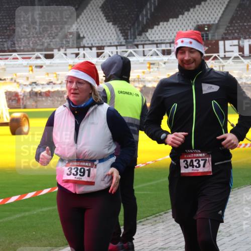 07.12.2025 - St. Pauli X-Mass-Run No. 15 Luisa Fischer http://msf.ph/oto/9383839 07.12.2025 10:55:16 Ziel 15, 3391, 15, 3437, 656, 692, 1177, 1393, 1489, 1689, 2286, 2328, 2358, 2360, 2832, 3391, 3437 meine-sportfotos.de