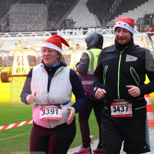 07.12.2025 - St. Pauli X-Mass-Run No. 15 Luisa Fischer http://msf.ph/oto/9383841 07.12.2025 10:55:16 Ziel 15, 3391, 15, 3437, 656, 692, 1177, 1393, 1489, 1689, 2286, 2328, 2358, 2360, 2832, 3391, 3437 meine-sportfotos.de