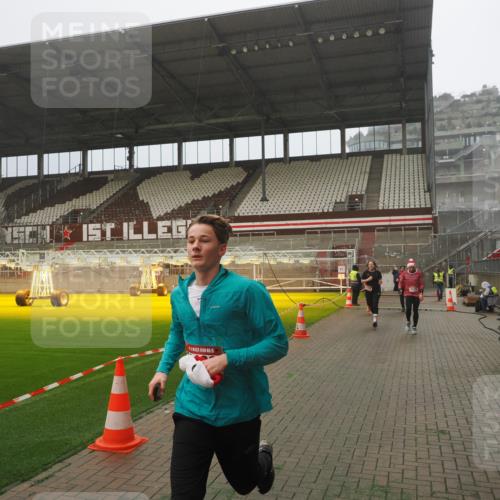 07.12.2025 - St. Pauli X-Mass-Run No. 15 Fabian Wolf http://msf.ph/oto/9383851 07.12.2025 10:11:20 Ziel 1969, 3354, 3815, 4499, 4525, 4659, 4661 meine-sportfotos.de