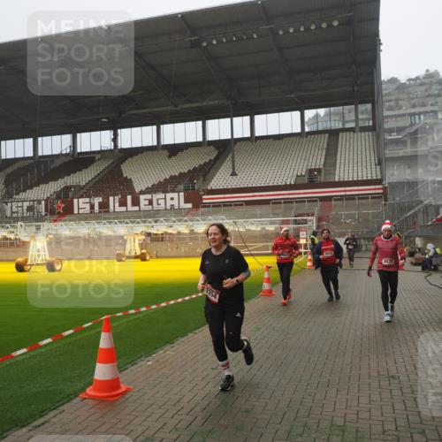 07.12.2025 - St. Pauli X-Mass-Run No. 15 Fabian Wolf http://msf.ph/oto/9383869 07.12.2025 10:11:24 Ziel 1969, 3354, 3815, 4499, 4525, 4659, 4661, 4662 meine-sportfotos.de