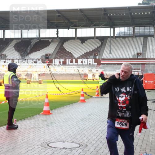 07.12.2025 - St. Pauli X-Mass-Run No. 15 Luisa Fischer http://msf.ph/oto/9383873 07.12.2025 10:56:32 Ziel 15, 1689, 951, 955, 1790, 1793, 2170, 2485, 4063, 4493 meine-sportfotos.de
