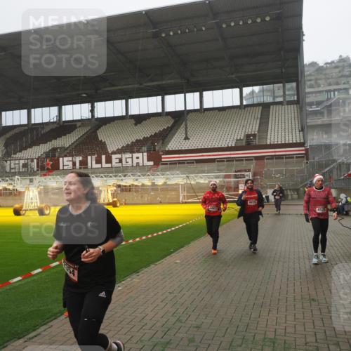 07.12.2025 - St. Pauli X-Mass-Run No. 15 Fabian Wolf http://msf.ph/oto/9383897 07.12.2025 10:11:25 Ziel 1969, 3354, 3815, 4499, 4525, 4659, 4661, 4662 meine-sportfotos.de