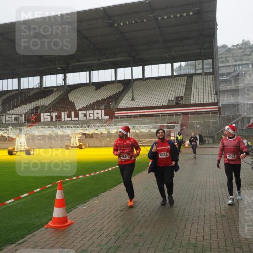 07.12.2025 - St. Pauli X-Mass-Run No. 15 Fabian Wolf http://msf.ph/oto/9383907 07.12.2025 10:11:26 Ziel 1969, 3354, 3815, 4499, 4525, 4659, 4661, 4662 meine-sportfotos.de