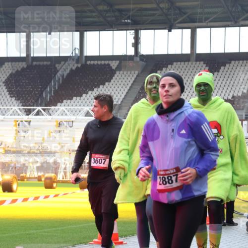 07.12.2025 - St. Pauli X-Mass-Run No. 15 Luisa Fischer http://msf.ph/oto/9383939 07.12.2025 11:27:28 Ziel 3607, 2887, 205, 209, 1080, 1772, 2024, 2026, 2072, 2175, 2176, 2234, 2236, 2237, 2240, 2748, 2749, 2789, 2790, 2813, 2887, 2942, 2972, 2979, 2995, 2999, 3004, 3098, 3099, 3956, 4647, 4656, 4884 meine-sportfotos.de