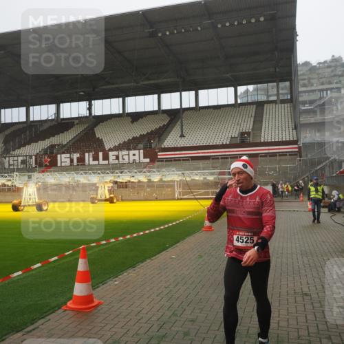 07.12.2025 - St. Pauli X-Mass-Run No. 15 Fabian Wolf http://msf.ph/oto/9383950 07.12.2025 10:11:29 Ziel 1969, 3354, 4499, 4525, 4659, 4661, 4662 meine-sportfotos.de