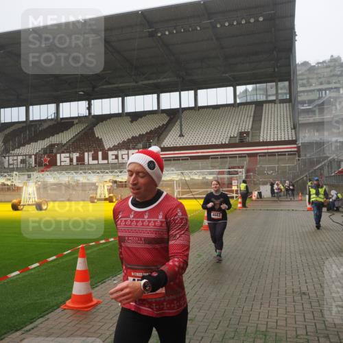 07.12.2025 - St. Pauli X-Mass-Run No. 15 Fabian Wolf http://msf.ph/oto/9383979 07.12.2025 10:11:30 Ziel 1969, 3354, 4499, 4525, 4659, 4661, 4662 meine-sportfotos.de