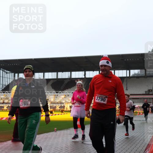 07.12.2025 - St. Pauli X-Mass-Run No. 15 Luisa Fischer http://msf.ph/oto/9384020 07.12.2025 11:27:47 Ziel 15, 4647, 2789, 1772, 15, 2790, 35, 36, 407, 534, 776, 790, 1080, 1772, 2072, 2567, 2571, 2572, 2623, 2789, 2790, 2887, 2995, 2999, 3004, 3098, 3099, 3315, 3956, 4647, 4656 meine-sportfotos.de