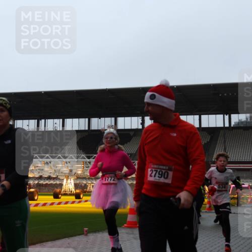 07.12.2025 - St. Pauli X-Mass-Run No. 15 Luisa Fischer http://msf.ph/oto/9384021 07.12.2025 11:27:47 Ziel 2789, 1772, 2790, 534, 35, 36, 407, 534, 776, 790, 1080, 1772, 2072, 2567, 2571, 2572, 2623, 2789, 2790, 2887, 2995, 2999, 3004, 3098, 3099, 3315, 3956, 4647, 4656 meine-sportfotos.de