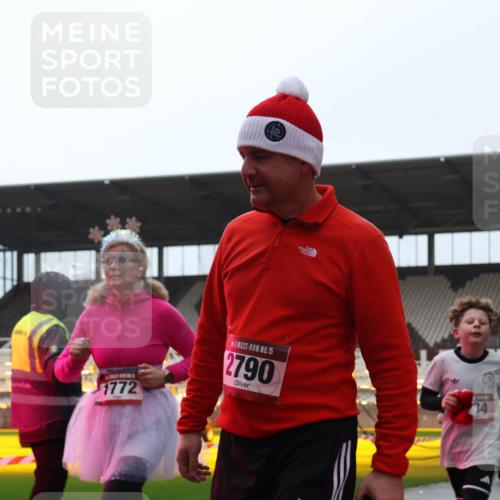 07.12.2025 - St. Pauli X-Mass-Run No. 15 Luisa Fischer http://msf.ph/oto/9384025 07.12.2025 11:27:48 Ziel 1772, 15, 2790, 34, 3066, 35, 36, 407, 534, 776, 790, 1080, 1772, 2072, 2567, 2571, 2572, 2623, 2789, 2790, 2887, 2995, 2999, 3004, 3098, 3099, 3315, 3956, 4647, 4656 meine-sportfotos.de