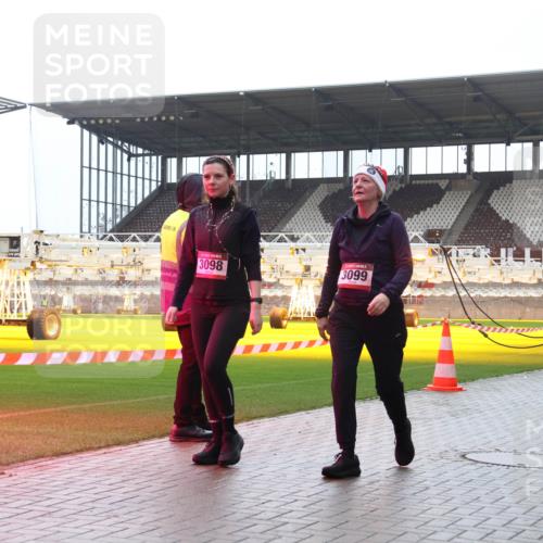 07.12.2025 - St. Pauli X-Mass-Run No. 15 Luisa Fischer http://msf.ph/oto/9384039 07.12.2025 11:27:53 Ziel 3098, 3099, 3956, 35, 36, 407, 534, 776, 790, 1772, 2567, 2571, 2572, 2623, 2887, 2995, 2999, 3004, 3098, 3099, 3315, 3956, 4647, 4656 meine-sportfotos.de