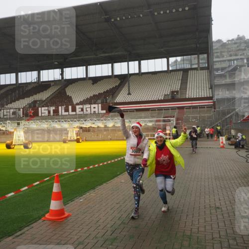 07.12.2025 - St. Pauli X-Mass-Run No. 15 Fabian Wolf http://msf.ph/oto/9384079 07.12.2025 10:11:38 Ziel 670, 2909, 3085, 3909, 4659, 4662 meine-sportfotos.de