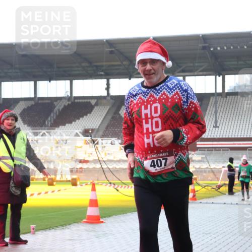 07.12.2025 - St. Pauli X-Mass-Run No. 15 Luisa Fischer http://msf.ph/oto/9384085 07.12.2025 11:28:12 Ziel 15, 407, 35, 36, 407, 534, 776, 790, 1082, 1772, 2138, 2139, 2192, 2196, 2567, 2571, 2572, 2623, 2655, 2930, 2980, 3027, 3315, 3956, 4644, 4647, 4656 meine-sportfotos.de