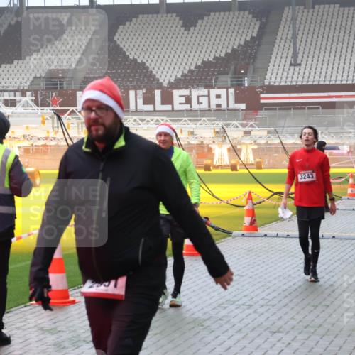 07.12.2025 - St. Pauli X-Mass-Run No. 15 Luisa Fischer http://msf.ph/oto/9384121 07.12.2025 10:14:36 Ziel 3243, 174, 352, 1158, 1699, 2951, 3243, 4371, 4489, 4502, 4526, 4545 meine-sportfotos.de