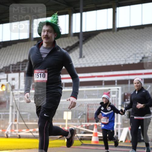 07.12.2025 - St. Pauli X-Mass-Run No. 15 Patografie http://msf.ph/oto/9384128 07.12.2025 10:26:24 Ziel 23, 28, 368, 1396, 1638, 1639, 2068, 2518, 2648, 2649, 2922, 3698, 3699, 4093, 4448, 4460, 4461, 4469, 4481, 4506, 4512, 4529, 4532, 4699, 4703, 4709, 5010 meine-sportfotos.de