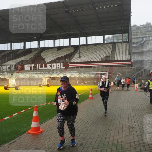 07.12.2025 - St. Pauli X-Mass-Run No. 15 Fabian Wolf http://msf.ph/oto/9384144 07.12.2025 10:11:44 Ziel 670, 2906, 2909, 3085, 3761, 3767, 3909 meine-sportfotos.de