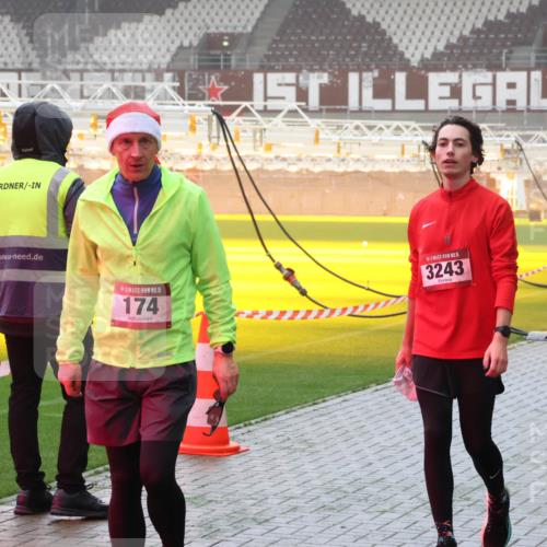 07.12.2025 - St. Pauli X-Mass-Run No. 15 Luisa Fischer http://msf.ph/oto/9384170 07.12.2025 10:14:40 Ziel 15, 174, 15, 3243, 174, 352, 1158, 2564, 2617, 2618, 2864, 2951, 3243, 4371, 4489, 4502, 4526, 4545 meine-sportfotos.de