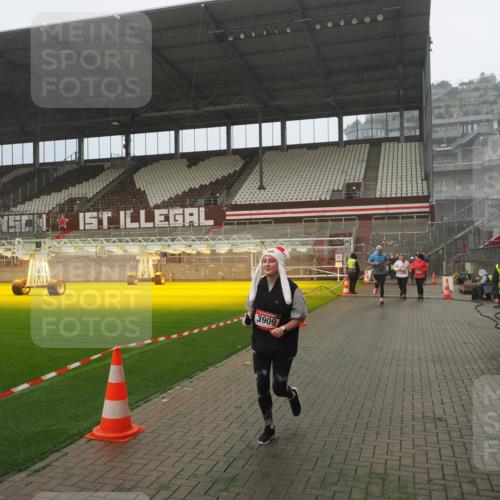 07.12.2025 - St. Pauli X-Mass-Run No. 15 Fabian Wolf http://msf.ph/oto/9384180 07.12.2025 10:11:45 Ziel 670, 2906, 2909, 3085, 3761, 3767, 3909 meine-sportfotos.de