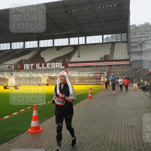 07.12.2025 - St. Pauli X-Mass-Run No. 15 Fabian Wolf http://msf.ph/oto/9384195 07.12.2025 10:11:46 Ziel 670, 2906, 2909, 3085, 3761, 3767, 3909 meine-sportfotos.de