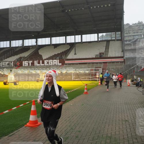 07.12.2025 - St. Pauli X-Mass-Run No. 15 Fabian Wolf http://msf.ph/oto/9384199 07.12.2025 10:11:46 Ziel 670, 2906, 2909, 3085, 3761, 3767, 3909 meine-sportfotos.de