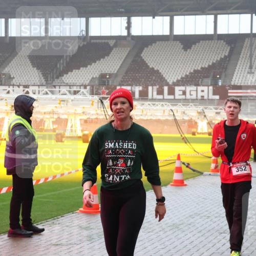 07.12.2025 - St. Pauli X-Mass-Run No. 15 Luisa Fischer http://msf.ph/oto/9384203 07.12.2025 10:14:50 Ziel 352, 174, 352, 1158, 2564, 2617, 2618, 2864, 3243, 3481, 3565, 4489, 4502, 4508, 4526, 4545 meine-sportfotos.de