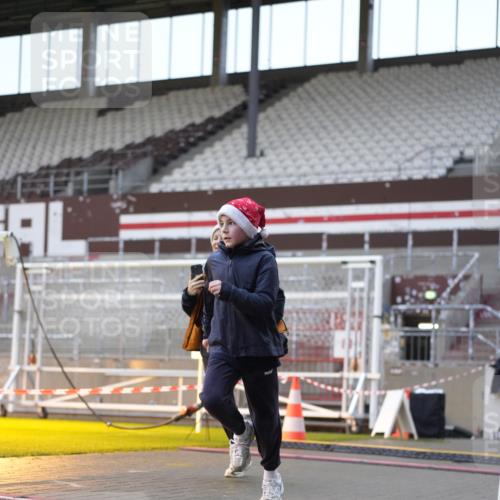 07.12.2025 - St. Pauli X-Mass-Run No. 15 Patografie http://msf.ph/oto/9384209 07.12.2025 10:26:53 Ziel 159, 3720, 3771, 3787, 3828, 4185, 4384, 4705 meine-sportfotos.de