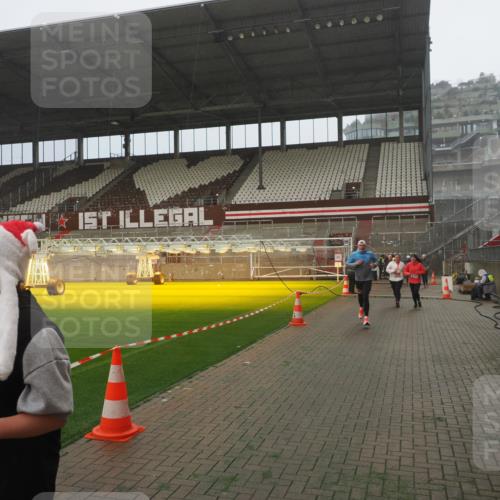 07.12.2025 - St. Pauli X-Mass-Run No. 15 Fabian Wolf http://msf.ph/oto/9384215 07.12.2025 10:11:47 Ziel 670, 2906, 2909, 3085, 3761, 3767, 3909, 3935 meine-sportfotos.de
