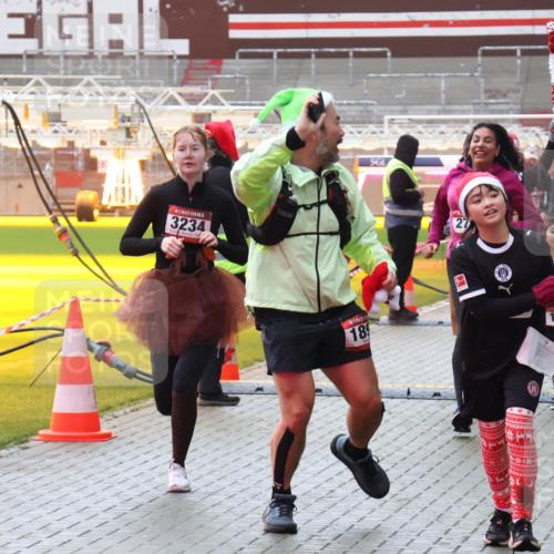07.12.2025 - St. Pauli X-Mass-Run No. 15 Luisa Fischer http://msf.ph/oto/9384220 07.12.2025 11:29:03 Ziel 3234, 189, 1921, 4818, 1897, 1917, 1919, 1920, 1921, 2038, 2162, 2163, 2164, 2189, 2190, 2383, 2426, 2427, 2431, 2495, 2707, 2709, 2774, 2808, 2845, 3074, 3234, 3599, 3670, 4641, 4653, 4818, 4832, 4837, 4838 meine-sportfotos.de