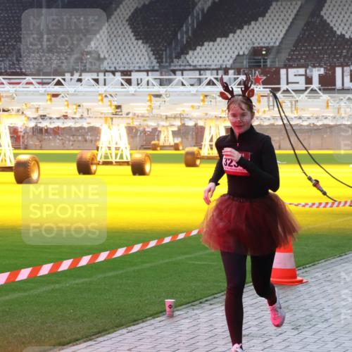 07.12.2025 - St. Pauli X-Mass-Run No. 15 Luisa Fischer http://msf.ph/oto/9384229 07.12.2025 11:29:05 Ziel 325, 1897, 1917, 1919, 1920, 1921, 2038, 2162, 2163, 2164, 2189, 2190, 2383, 2426, 2427, 2431, 2495, 2707, 2709, 2774, 2808, 2845, 3234, 3599, 3670, 4641, 4653, 4818, 4832, 4837, 4838 meine-sportfotos.de
