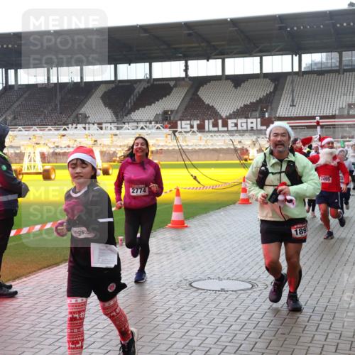 07.12.2025 - St. Pauli X-Mass-Run No. 15 Luisa Fischer http://msf.ph/oto/9384238 07.12.2025 11:29:07 Ziel 2774, 189, 2495, 48, 1897, 1917, 1919, 1920, 1921, 2038, 2162, 2163, 2164, 2189, 2190, 2383, 2426, 2427, 2431, 2495, 2707, 2709, 2774, 2808, 2845, 3234, 3599, 3670, 4641, 4818, 4832, 4837, 4838 meine-sportfotos.de