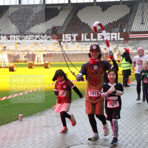 07.12.2025 - St. Pauli X-Mass-Run No. 15 Luisa Fischer http://msf.ph/oto/9384257 07.12.2025 11:29:10 Ziel 1919, 1921, 27, 4818, 24, 1897, 1917, 1919, 1920, 1921, 2038, 2162, 2163, 2164, 2189, 2190, 2383, 2426, 2427, 2431, 2495, 2707, 2709, 2774, 2808, 2845, 3234, 3599, 3670, 4641, 4818, 4832, 4837, 4838 meine-sportfotos.de