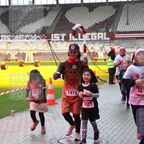 07.12.2025 - St. Pauli X-Mass-Run No. 15 Luisa Fischer http://msf.ph/oto/9384258 07.12.2025 11:29:11 Ziel 1917, 1919, 200, 1921, 1, 4818, 1897, 1917, 1919, 1920, 1921, 2038, 2162, 2164, 2189, 2190, 2383, 2426, 2427, 2431, 2495, 2707, 2709, 2774, 2808, 2845, 3234, 3670, 4641, 4818, 4832, 4837, 4838 meine-sportfotos.de