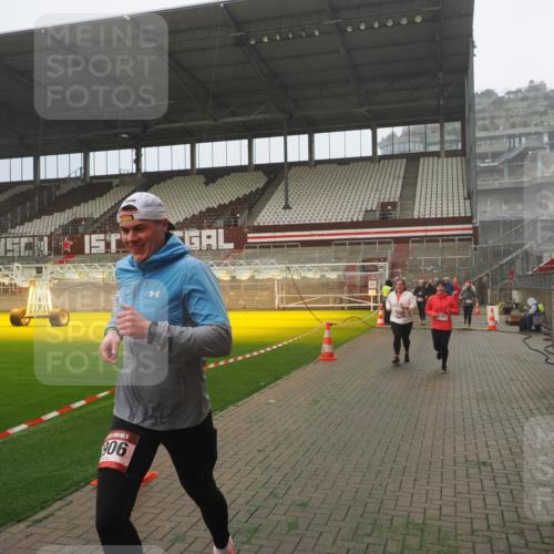 07.12.2025 - St. Pauli X-Mass-Run No. 15 Fabian Wolf http://msf.ph/oto/9384260 07.12.2025 10:11:49 Ziel 670, 1687, 2906, 2909, 3085, 3761, 3767, 3909, 3932, 3935 meine-sportfotos.de