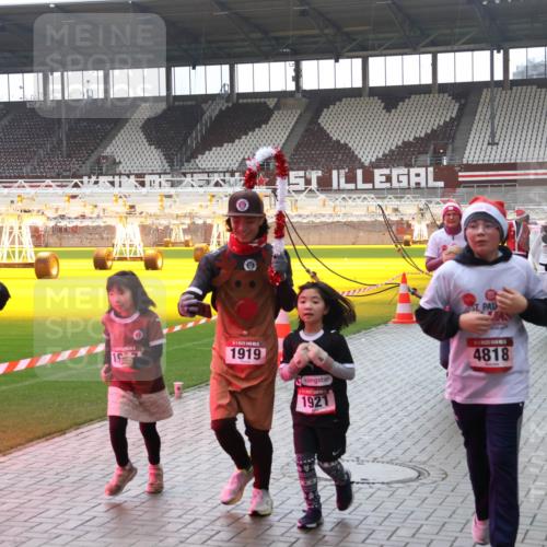 07.12.2025 - St. Pauli X-Mass-Run No. 15 Luisa Fischer http://msf.ph/oto/9384262 07.12.2025 11:29:11 Ziel 1, 5, 1919, 1921, 4818, 1897, 1917, 1919, 1920, 1921, 2038, 2162, 2164, 2189, 2190, 2383, 2426, 2427, 2431, 2495, 2707, 2709, 2774, 2808, 2845, 3234, 3670, 4641, 4818, 4832, 4837, 4838 meine-sportfotos.de